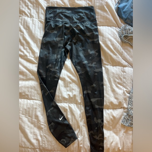 SIZE M NIKE DRIFIT CAMO LEGGINGS - Picture 1 of 2